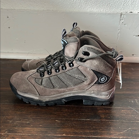 Nevados Shoes - NWT Nevados Women’s Tan Suede Hiking Boots size 11